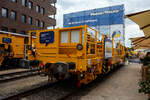 Plasser & Theurer präsentierte auf der 29. Internationale Ausstellung Fahrwegtechnik 2025 (iaf) in Münster (hier am 20 Mai 2025), den StabilizingTrailer (DGS-Anhänger) zur Modulare Funktionserweiterung von Plasser & Theurer Stopfmaschinen, dieser ist für die italienische Gleisbaufirma GCF Generale Costruzioni Ferroviarie S.p.A. bestimmt. 

Der DGS-Anhänger wurde 2025 von Plasser & Theurer in Linz unter der Fabriknummer 7771 gebaut. 
 
Highlights:
•	Modulare Funktionserweiterung einer Stopfmaschinen.
•	Erstellung eines qualitativ hochwertigen und homogen verdichteten Schotterbetts.
•	Hohe Gleislagebeständigkeit und Verwerfungssicherheit
•	Wiederherstellung des notwendigen Querverschiebewiderstands nach dem Stopfen
•	Erhöhung der Lebensdauer der Gleisinfrastruktur und Reduktion der Lebenszykluskosten
•	Verlängerung der Durcharbeitungszyklen um bis zu 30 %
•	Optimierte Verfügbarkeit der Gleisinfrastruktur nach der Durcharbeitung
•	Entfall bzw. starke Reduktion von Langsamfahrstellen durch gezielte Vorwegnahme der Anfangssetzung
•	Steuerung und Messschreiber intergrierbar in Plasser & Theurer Stopfmaschinen

Ausstattung:
•	2 Stabilisationsaggregate mit Auflast bis zu 240 kN und Variable Impact Force
•	Überwachung der Querhöhe des stabilisierten Gleises
•	Dieselmotor (für die Hydraulik), mit Temperaturüberwachung und Kompaktschallisolierung des Motorraums
•	Pneumatisch betätigte Klotzbremsen
•	Indirektes Bremssystem mit KE-Ventilen gemäß UIC
•	Durchgehende Bremsleitung
•	Messachsen zur Erfassung der Gleisparamete

TECHNISCHE DATEN des X730:
Hersteller: Plasser & Theurer in Linz (A)
Typ: StabilizingTrailer
Spurweite: 1.435 mm (Normalspur) 
Achsanzahl: 2
Länge über Puffer: 14.140 mm 
Achsabstand: 9.000 mm
Treib- und Laufraddurchmesser: 920 mm (neu)
Zugel. Streckenklasse: C2 oder höher
Max. Achslast: 20,0 t
Eigengewicht: 40.000 kg
Max. Zuladung: 0,5 t ab C / 1,0 (ab Streckenklasse D)
Höchstgeschwindigkeit: 100 km/h (geschleppt)
Kleinster bef. Halbmesser: R 112 m
Bremse: KE-GP (K)
Bremssohle: J 816M
Handbremse: Ja
