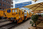 Plasser & Theurer präsentierte auf der 29. Internationale Ausstellung Fahrwegtechnik 2025 (iaf) in Münster (hier am 20 Mai 2025), den StabilizingTrailer (DGS-Anhänger) zur Modulare Funktionserweiterung von Plasser & Theurer Stopfmaschinen, dieser ist für die italienische Gleisbaufirma GCF Generale Costruzioni Ferroviarie S.p.A. bestimmt. 

Der DGS-Anhänger wurde 2025 von Plasser & Theurer in Linz unter der Fabriknummer 7771 gebaut. 
 
Highlights:
•	Modulare Funktionserweiterung einer Stopfmaschinen.
•	Erstellung eines qualitativ hochwertigen und homogen verdichteten Schotterbetts.
•	Hohe Gleislagebeständigkeit und Verwerfungssicherheit
•	Wiederherstellung des notwendigen Querverschiebewiderstands nach dem Stopfen
•	Erhöhung der Lebensdauer der Gleisinfrastruktur und Reduktion der Lebenszykluskosten
•	Verlängerung der Durcharbeitungszyklen um bis zu 30 %
•	Optimierte Verfügbarkeit der Gleisinfrastruktur nach der Durcharbeitung
•	Entfall bzw. starke Reduktion von Langsamfahrstellen durch gezielte Vorwegnahme der Anfangssetzung
•	Steuerung und Messschreiber intergrierbar in Plasser & Theurer Stopfmaschinen

Ausstattung:
•	2 Stabilisationsaggregate mit Auflast bis zu 240 kN und Variable Impact Force
•	Überwachung der Querhöhe des stabilisierten Gleises
•	Dieselmotor (für die Hydraulik), mit Temperaturüberwachung und Kompaktschallisolierung des Motorraums
•	Pneumatisch betätigte Klotzbremsen
•	Indirektes Bremssystem mit KE-Ventilen gemäß UIC
•	Durchgehende Bremsleitung
•	Messachsen zur Erfassung der Gleisparamete

TECHNISCHE DATEN des X730:
Hersteller: Plasser & Theurer in Linz (A)
Typ: StabilizingTrailer
Spurweite: 1.435 mm (Normalspur) 
Achsanzahl: 2
Länge über Puffer: 14.140 mm 
Achsabstand: 9.000 mm
Treib- und Laufraddurchmesser: 920 mm (neu)
Zugel. Streckenklasse: C2 oder höher
Max. Achslast: 20,0 t
Eigengewicht: 40.000 kg
Max. Zuladung: 0,5 t ab C / 1,0 (ab Streckenklasse D)
Höchstgeschwindigkeit: 100 km/h (geschleppt)
Kleinster bef. Halbmesser: R 112 m
Bremse: KE-GP (K)
Bremssohle: J 816M
Handbremse: Ja
