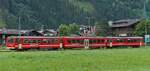 Dieseltriebzug mit 2 Wagen der Zillertalbahn, wird in k�rze den Bahnhof von Mayrhofen erreichen, dieser weist eine Besonderheit auf, gezogen wird er von einem Triebzug von dem aus man nicht in den