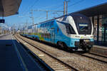 Der sechsteilige elektrische Doppelstocktriebzug Stadler Kiss³ 4010 131 / 4010 631 (93 85 4010 031-1 CH-WSTBA bis 93 85 4010 631-8 CH-WSTBA) erreichen am 03.