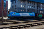 Die für die voestalpine fahrende Siemens Vectron AC 193 250 / 193 - 250 (91 80 6193 250-8 D-ELOC) der ELL Austria GmbH (European Locomotive Leasing, Wien) fährt am 04 April 2025 mit einem