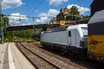 Die wei�e SIEMENS Vectron MS 7193 673 (91 80 67193 673-2 D-ELOC) der ELL - European Locomotive Leasing (Wien) f�hrt am 14 Juli 2026, mit einem geschlossen Doppelstock-Autotransportzug der ARS Altmann AG (mit Wagen der Gattung Hccrrs), durch Kirchen/Sieg in Richtung Siegen. Vermutlich ist z.Z. der Mieter die Rurtalbahn Cargo GmbH, da sie meist diese Zugleistung erbringt. 

Die Siemens Vectron MS wurde 2026 von Siemens Mobility GmbH in M�nchen-Allach unter der Fabriknummer 24516 gebaut.

Diese Vectron ist als MS – Lokomotive (Mehrsystemlok) mit 6.400 kW Leistung. Hier in der Version A 10 hat sie die Zulassungen f�r Deutschland, �sterreich, Polen, Tschechien, Niederlande, Slowakei, Rum�nien, Ungarn und Bulgarien (D/A/PL/CZ/NL/SK/RO/H/BG). Die SIEMENS Vectron MS der Version A 10 besitzt die Zugsicherungssysteme ETCS BaseLine 3, sowie
f�r Deutschland (PZB90 / LZB80 (CIR-ELKE I)), 
f�r �sterreich (ETCS Level 1 mit Euroloop, ETCS Level 2, PZB90 / LZB80),
f�r Polen (SHP)
f�r Tschechien und Slowakei (LS (Mirel))
f�r Ungarn (ETCS Level 1, EVM (Mirel))
f�r Rum�nien (PZB90)
und f�r die Niederlande (ETCS Level 1, ETCS Level 2, ATB-EGvV)
