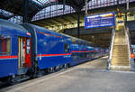   Der �BB Nightjet Doppelstock-Schlafwagen A-�BB 61 81 76-94 322-2 WLABmz, am 21.05.2018, eingereiht im �BB Nightjet (NJ40470 / NJ 470), im Bahnhof Basel SBB.