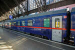 Der �BB Nightjet 2.Klasse Liegewagen, A-�BB 73 81 59-91 103-6 der Gattung Bcmz Z1, eingereiht in die leere Nightjet-Zuggarnitur (NJ 421/40421), bei der Zugdurchfahrt nach K�ln-Deutzerfeld am