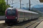 Steuerwagen 80-90 750 voraus braust der Raljet, geschoben von 1116 250, durch die Haltestelle von Wien-Baden in Richtung Wiener Hauptbahnhof.