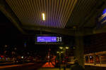 Innsbruck Hbf am Abend des 25.03.2022 um 20:44 Uhr, auf dem Stumpfgleis 31, soll um 21:05 Uhr unser RegionalExpress  (REX 1829) �ber den Brenner/Brennero nach Trento/Trient losfahren.