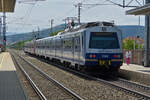 Triebzug Duo der BR 6020, welches als S-Bahn die Haltestelle von Wien-Baden in Richtung Wiener Neustadt Hauptbahnhof verl�sst.