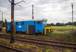 Der Schneepflugwagen 411 S – 86 (99 51 9592 093-0 OL-PLK) der PKP Polskie Linii Kolejowe S.A. wartet am 25 Juni 2017 bei Kołodziejewo auf neue Einsätze im Winter. 

Der 411S ist ein normalspuriger, nicht selbstfahrender Schneepflug. Hergestellt wurden sie (159 Stück) von ZNTK Stargard (Zakłady Naprawcze Taboru Kolejowego) in den Jahren 1972–1989. Sie werden von PKP Polskie Linie Kolejowe betrieben.Bei PKP erhielten sie die Bezeichnung XUa-Serie.

Die Pflugkonstruktion wurde 1971 von der Fa. COBiRTK in Posen entwickelt. Er wurde auf Basis des Rahmens eines Kohlenwagens 401WD konstruiert. Die Steuerkabinen wurden von der EU07 Lokomotive übernommen. Zum Einsatz kamen zwei zweiachsige Drehgestelle vom Typ 1XTa/B, die später während der Produktion und im Betrieb durch neuere Drehgestelle 25TNa ersetzt wurden. Der Drehzapfenabstand beträgt 8.500 mm. Der Pflug verfügt über einen 16-kW-Stromgenerator, der vom Dieselmotor Typ S322 angetrieben wird.

Die maximal räumbare Schneehöhe beträgt 1,5 m. Die Pflugscharen vorne und seitlich sind hydraulisch verstellbar. Das Frontschild kann für die beidseitige Schneeräumung (Schneeräumbreite 3,12 m) oder für die einseitige, linke oder rechte Seite (Schneeräumbreite 2,99 m) eingestellt werden. Mit klappbaren Seitenflügeln können sie die Schneeräumbreite auf 6,16 m vergrößern. Der Pflug wird von 3 Personen bedient. Zum Bewegen wird  eine Lokomotive mit einer Zugkraft von 77 bis 180 kN (abhängig von der Schneehöhe) benötigt.

TECHNISCHE DATEN: 
Spurweite: 1.435 mm 
Anzahl der Achsen: 4
Länge über Puffer: 15.760 mm
Drehzapfenabstand: 8.500 mm
Achsabstand im Drehgestell: 2.000 mm
Raddurchmesser (neu):  920 mm
Höchstgeschwindigkeit:  80 km/h (geschleppt)
Höchstgeschwindigkeit im Räumdienst:  max. 50 km/h
