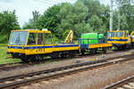 Der KOLZAM Gleiskraftwagen WŻB-10 Nr. 278 (99 51 9 683 309-0 PL-PLK) der PKP Polskie Linie Kolejowe S.A. (Betreiber der Eisenbahninfrastruktur Polens) ist am 27 Juni 2017, mit dem Gleiskraftwagenanhänger WM-10 NR-1258 (99 51 9 759 100-2  PL PLK), beim Bahnhof Rzepin / Polen (deutsch Reppen) abgestellt. Die Draisine kann mit dem 3,8 t schweren Anhänger WM-10 (mit einer Tragfähigkeit von 10 t) betrieben werden.

Kolzam WM-10 ist eine Reihe motorisierter Gleiskraftwagen/Rottenkaftwagen die in den 1990- Jahren von KOLZAM S.A. (Kolejowe Zakłady Maszyn) im schlesischen Werk Racibórz  (deutsch Ratibor) hegestellt wurden. WŻB-10 hat einen Ladekran mit bis zu 1,6 t Tragfähigkeit.

TECHNISCHE DATEN WŻB-10: 
Spurweite: 1.435 mm 
Anzahl der Achsen: 2 
Länge über Puffer: 8.164 mm
Breite: 2. 710 mm
Höhe: 3.410 mm
Achsabstand: 5.150 mm
Raddurchmesser (neu):  700 mm
Leergewicht : 9.830 kg
Max. Ladegewicht: 10.000 kg
Dieselmotor: 6,54 Liter 6-Zylinder –Reihenmotor mit Direkteinspritzung vom Typ 6CT107 vom polnischen Hersteller Wytwórnia Sprzętu Komunikacyjnego „PZL-Rzeszów” S.A. (heute Pratt & Whitney Rzeszów S.A.)
Motorleistung: 115 kW
Höchstgeschwindigkeit:  70 km/h
Max. Anhängelast: 34,35 t 

TECHNISCHE DATEN des Wagen WM-10:
Spurweite: 1.435 mm 
Anzahl der Achsen: 2 
Länge über Puffer: 6.440mm
Höchstgeschwindigkeit:  70 km/h
Eigengewicht: 3.800 kg
Nutzlast : 10 t
