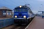 ELEKTROLOKOMOTIVEN IN POLEN  P.K.P EP08-009 vor einem IC in Lodz am fr�hen Morgen des 21.