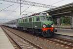 Retro in Poznan Glowny am Nachmittag von 22 Augustus 2021: EP07-338 ist wieder in Origginalfarben und steht in das ältere Teil des bahnhofs Poznans.