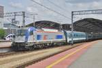 Am 3 Mai 2016 steht 370 008 under die Bahnsteighalle in Katowice.