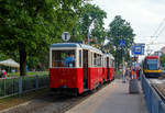   Straßenbahn Warschau (Tramwaje Warszawskie): Der Museumstriebwagen 838 mit Beiwagen 1811 am 25.06.2017 als Museumlinie T an der Station Plac Gabriela Narutowicza.
