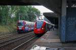 Privatbahnen in Polen: WKD S-Bahn mit EN 97-013a PESA anl�sslich einer Kreuzung mit AKMWA 2150 009-0 in WARSZAWA OCHOTA am 14.