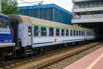 Der zweite Klasse unklimatisierte Abteilwagen (Reisezugwagen) 51 51 20-70 934-7 PL-PLKIC der Gattung B10ouz  (111Ap) der PKP Intercity am 25 Juni 2017 im Hauptbahnhof Posen (Poznań
