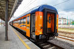 Der erste/zweite Klasse klimatisierte Gro�raumwagen (Reisezugwagen) 75 51 38-71 001-6 PL-PREG der Gattung AB8nopuz 1151 (163A) der der POLREGIO  (Przewozy Regionalne sp.