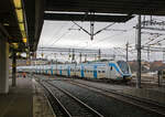 Ein SL X60-Vollzug somit zwei gekuppelte X60, sechsteilige Alstom Coradia Nordic der SL - Storstockholms Lokaltrafik, verlassen am 21 M�rz 2019, als Linie J43x der Stockholms Pendelt�g (S-Bahn Stockholm), den Bahnhof Stockholm Central (Stockholm Hbf). Hier am Zugende der SL X60  6012 (94 74 4606 012-x S-SL).