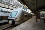 Der SJ X40 3323/3723 ein dreiteiliger Elektro-Doppelstocktriebzug vom Typ Alstom Coradia Duplex, gekuppelt mit einem weiteren, hat am 21.03.2019 Stockholm Central (Hauptbahnhof) erreicht.

Die Elektro-Doppelstocktriebwagen-Baureihe SJ X40 wird in Schweden von den schwedischen Staatsbahnen SJ AB eingesetzt. Es wurden 43 Triebzüge von Alstom in Salzgitter zwischen 2004 und 2008 gebaut, 16 zwei- und 27 dreiteilige Triebzüge. Es kamen jedoch nur 42 Zuggarnituren in Schweden an. Der letzte der Triebzüge hatte bei der Überführung nach Schweden in Deutschland einen Unfall und konnte nicht instandgesetzt werden.

Die Doppelstocktriebwagen hatten pro Wagensegment ursprünglich 85 Sitzplätze. Breite Türen ermöglichen einen raschen Fahrgastwechsel, so dass Haltezeiten von 30 Sekunden an kleineren und 60 Sekunden an größeren Bahnhöfen ausreichen. Die Höchstgeschwindigkeit beträgt 200 km/h. Oft fahren die Züge mit je einer Zwei- und einer Dreiwageneinheit im Verbund. Die X40 haben erste und zweite Klasse mit annähernd gleicher Ausstattung, sie sind mit Klimaanlagen sowie mit Signalverstärkern für Mobiltelefone und Steckdosen an jedem Sitz, ausgestattet. Auch steht seit November 2013 WLAN kostenlos zur Verfügung.

Während des ersten Betriebsjahres gab es technische Probleme mit Türen und Klimaanlagen. Beschwerden von Fahrgästen betrafen den zu geringen Raum für Gepäck und die engen Sitzabstände sowie die engen Toiletten. Die Züge sind für den regionalen Pendlerverkehr konzipiert, viele Beschwerden kommen von den Fahrgästen, die sie auf längeren Strecken nutzen. Der fehlende Gepäckraum fällt vor allem auf der Strecke Gävle–Stockholm–Linköping auf, die vom und zum Flughafen Stockholm/Arlanda von vielen Touristen mit schwerem Gepäck benutzt wird. Aus diesen Gründen wurden die Züge auf der Verbindung zwischen Stockholm und Göteborg nur kurz eingesetzt. Bei mehreren Fahrzeugen wurden inzwischen Sitzreihen ausgebaut und durch Gepäckablagen ersetzt. Dadurch sind in diesen Wagen nur noch 78 Sitze vorhanden.

Bis zu vier Einheiten können durch Vielfachsteuerung miteinander im Zugverbund gefahren werden, unabhängig davon, ob es sich um Zwei- oder Dreiwagenzüge handelt.

TECHNISCHE DATEN:
Spurweite: 	1.435 mm (Normalspur)
Achsformel: Bo’2’+2’Bo’ (2-Teiler) / Bo’2’+2’Bo’+2’Bo’ (3-Teiler)
Länge über Kupplung: 55.100 mm (2-Teiler) / 81.500 mm (3-Teiler) 
Höhe: 4.560 mm
Breite: 2.960 mm
Dienstgewicht: 140 t (2Teiler) / 205 t (3-Teiler)
Höchstgeschwindigkeit: 200 km/h (technisch möglich 230 km/h)
Leistung: 1.600 kW (2-Teiler) / 2.400 kW (3-Teiler)
Beschleunigung: 0,64 m/s²
Bremsverzögerung: 1,2 m/s² (Not)
Stromsystem: 15 kV, 16,7 Hz ~
Sitzplätze: 	153 (2T-eiler) / 252 (3-Teiler)
