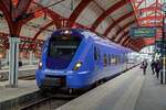 Der Skånetrafiken X 61 010 „Nils Poppe“ (94 744 610 010-1 S-Skåne), ein vierteiliger Elektrotriebzug vom Typ Alstom Coradia Nordic, der Skånetrafiken Pågatågen,
