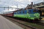 TGOJ 403 zieht ein Nachtzug durch Gävle am 12 September 2015.