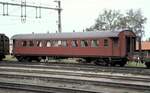 SJ Reisezugwagen Eigenbau Einzelst�ck  Skandalwagen  weil nichts genormt ist, in Hallsberg am 10.08.1985.