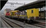 Die SBB Am 841 010-2 mit dem KIROW Kranwagen XTmass 99 85 92 19 010-7 in Vevey.