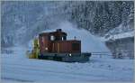 Nochmals wird Schnee ger�umt: die XTm 104 in G�schenen am 12.12.12.