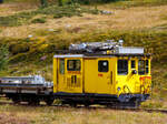 Der Fahrleitungs-Turmwagen RhB Xm 2/2 9916 steht am 06.09.2021, mit dem Mastentransportwagen bzw.