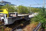 Nochmal im Detail der vierachsige Drehgestell-Tiefbett-Flachwagen als Dienstgüterwagen MOB X 775 der Montreux-Berner Oberland-Bahn, ex RhB Sbk-v 7705, abgestellt am 26.05.2023 in Vevey.