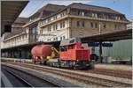 Der SBB Tm 234 127-9 (UIC 98 85 5 234 127-9 CH-SBBI) fährt mit einem Kesselwagen, der als Dienstwagen Xs in Gebrauch ist, in Lausanne auf Gleis 1 durch.