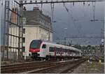 Der SBB RABe 523 113 und ein anderer verlassen Lausanne als S 1 in Richtung Grandson.