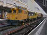 Der Sajet Tem 97 850 225 183-5 CH-SAJET wartet in Lausanne mit seinem Bauzug auf die baldige Abfahrt.