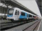 Der in Lausanne auf vier Uaikk verladene, neune zweiteiligen TMR Beh 4/8 SNCF Z 890 Triebzug zeigt sehr sch�n dass die Triebwagen Seite Frankreich im AURA - Blau/Weiss (r�gion Auvergne-Rh�ne-Alpes)