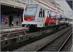 Der in Lausanne auf vier Uaikk verladene, neune zweiteiligen TMR Beh 4/8 SNCF Z 890 Triebzug zeigt sehr sch�n dass die Triebwagen Seite Frankreich im AURA - Blau/Weiss (r�gion Auvergne-Rh�ne-Alpes)