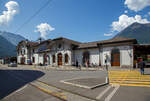 Das Empfangsgeb�ude vom SBB Bahnhof Martigny (deutsch Martinach) am 26.05.2023, vom Vorplatz gesehen.