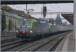 Zwei BLS Re 475, mit der f�hrenden Re 475 010, warten mit einem langen G�terzug in Spiez auf die Weiterfahrt Richtung S�den.