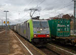 Die BLS Cargo 507, Re 486 507-7 (91 85 4486 507-7 CH-BLSC) fährt am 28.12.2017 mit einem KLV-Zug durch Weil am Rhein in Richtung Basel.