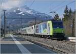 Die beiden BLS Lok Re 485 009 (91 85 4485 009-5 CH-BLSC) und 186 901 (91 80 6 186 905-6 D BLSC) fahren mit einer RoLa durch den Bahnhof von M�lenen.