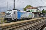 Noch einmal aus einem bessern Winkel die an die BLS vermietete RailPool 187 008-8, die in Chavornay auf ihre Güterlast wartet.