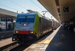 Die BLS Cargo 506, Re 486 506-9 (91 85 4486 506-9 CH-BLSC) f�hrt am 07 September 2023 mit einem KLV-Zug durch Basel Badischer Bahnhof im Richtung Weil am Rhein.
