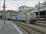 Die BLS Re 475 439 (91 85 4475 439-6 CH-BLSC) und die 193 496 (91 80 6193 496-7 D-BLSC) wartet in Lausanne mit einem langen Zug aus Sgmmns M29 Wagen die Block Distanz zum ausfahrenden IR 90 (ganz
