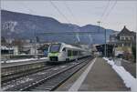 Ein BLS Reisezug verlässt einen BLS Bahnhof - an und für sich was ganz alltägliches - Doch auf dieses Alltägliche musste man sage und schreibe 110 Jahre warten! Als die BLS/MLB Strecke 1915 den Betrieb aufnahm, wurde dieser von der SBB übernommen, anfangs - BLS-untypisch - sogar mit Dampf. Der der Strecke zugedachte Verkehr Frankreich - Italien entwickelte sich durch Gebietsverschiebungen im Elsass mit der Zeit zu einen zunehmenden Binnenverkehr Basel - westliches Mittelland. Durch die Reaktivierung der Strecke Delle - Belfort wurde noch einmal die historische Verkehrsidee gewürdigt, doch die Frequenzen blieben wohl weit hinter den Erwartungen zurück so dass seit Fahrplanwechsel auf der Strecke Biel/Bienne - Basel SBB der Halbstunden-Takt angeboten wird, wobei nun die BLS mit ihren MIKA die bisherigen ICN ergänzt und somit endlich auf ihrer MLB BLS Züge zum Einsatz kommen. Im Bild ist der BLS RABe 528 132 als IR56 1858 von Basel SBB nach Biel/Bienne unterwegs und verlässt gerade den BLS /MLB Bahnhof Grenchen Nord.

13. Januar 2026