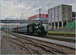 Der kleine Dampfzug ist nun für die Rückfahrt breit und das Bahnsteiggleis frei, und so dampft die ST E 3/3 N° 5 aus dem Güteraraeal des Bahnhofs Sursee Richtung Bahnsteig.