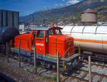 Aus dem Zug heraus, die Em 3/3 163  Rene  (98 85 5837 910-9 CH-LONZA) eine Henschel DHG 500 C der Lonza  AG (Visp), steht am 08.09.2021 in Visp.