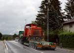 Strassentransport einer Diesellokomotive.