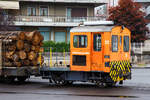 Die RhB Tm 2/2 22, ex RhB Tm 2/2 58, steht am 02.11.2019 mit drei angehangenen und mit Rundholz beladenen Flachwagen vom Typ “Sp-w“ der Serie 8271 – 8300 beim Bahnhof Tirano.