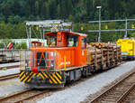 
Der RhB Tmf 2/2 86 mit eine mit Holz beladenen Rungenwagen abgestellt  am 12.09.2017 in Thusis, aufgenommen aus einem RhB Zug heraus.

Die Tmf 2/2  wurde 1991 von RACO (Robert Aebi AG, Regensdorf, Schweiz) unter der Fabriknummer 1987 gebaut und an die RhB geliefert. Die RACO Typenbezeichnung ist 420 CT 4H.

Die Tmf 2/2 sind die mit Funkfernsteuerung ausgerüsteten Traktoren mit Verbrennungsmotoern der Rhätischen Bahn (RhB).

Zwischen 1991 und 1994 wurden von RACO sechs Stück mit den Nummern Tmf 2/2 85 bis 90 beschafft. Der Antrieb ist von den Tm 2/2 81 bis 84 übernommen worden, da man mit diesen gute Erfahrungen gemacht hatte. Ein hydraulischer Drehmomentwandler überträgt die Kraft des Cummins-Dieselmotors auf ein Dreigang-Lastschaltgetriebe, wobei eine Höchstgeschwindigkeit von 50 km/h erreicht wird.

Gleichzeitig achtete man darauf, dass viele Komponenten mit den zur gleichen Zeit gebauten Gmf 4/4 übereinstimmten, welche für den Bau des Vereinatunnels gekauft wurden. Dementsprechend sind sie so ausgelegt, dass zwei von ihnen in Doppeltraktion eine Gmf 4/4 ersetzen können.

Der Aufgabenbereich dieser Traktoren war, die in die Jahre gekommenen Tm 2/2 15 bis 26 auf größeren Bahnhöfen zu ersetzen. Ebenfalls mussten sie aber auch leichtere Bauzüge befördern können. Im Jahr 2006 kamen sechs neue Tm 2/2 115 bis 120 dazu, um die Tmf 2/2 85 bis 90 im Rangierdienst zu ersetzen, damit diese an die Infrastruktur übergeben werden konnten.

Die Maschinen erreichen eine Höchstgeschwindigkeit von 50 km/h und entwickeln bei 25 km/h eine Stundenleistung von 205 kW. Sie wiegen 24 t und sind 7 490 mm lang.

TECHNISCHE DATEN der RhB Tmf 2/2 :
Nummerierung: 85 bis 90
Anzahl: 6
Hersteller:  RACO
RACO Typ:  420 CT 4H
Baujahre: 1991/92 und 1994
Spurweite: 1.000 mm (Meterspur)
Achsfolge: B
Länge über Puffer:  7.490 mm
Achsabstand: 3.750 mm
Breite: 2 700 mm
Eigengewicht:  24 t
Höchstgeschwindigkeit: 50 km/h (60 km/h Schleppfahrt)
Dauerleistung: 336 kW (Motorwelle) / 205 kW (am Rad)
Anfahrzugkraft: 78 kN
Dauerzugkraft: 30 kN bei 25 km/h
Treibraddurchmesser:  750 mm
Motorentyp: 6-Zylinder-Dieselmotor vom Typ Cummins KT-1150-L