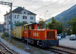 Der Tmf 2/2 100 der Furrer+Frey AG steht am 06.09.2021 beim Bahnhof Reichenau-Tamins (aufgenommen aus dem Zug heraus).