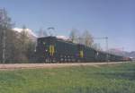 SBB: Dieser auf der Gotthardstrecke eher seltene Sonderzug mit einer Doppeltraktion  Ae 4/7 wurde im Frühling 2000 auf dem inzwischen nicht mehr fotografierbaren Streckenabschnitt bei Altdorf UR