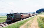 SBB/BLS: Gemeinsam brachten die Lokomotiven von SBB, Ae 4/7 und BLS, Ae 8/8 einen langen Güterzug von Bern zum Rangierbahnhof Biel. Diese Aufnahme entstand im Juni 1984 bei Münchenbuchsee.
Foto: Walter Ruetsch 